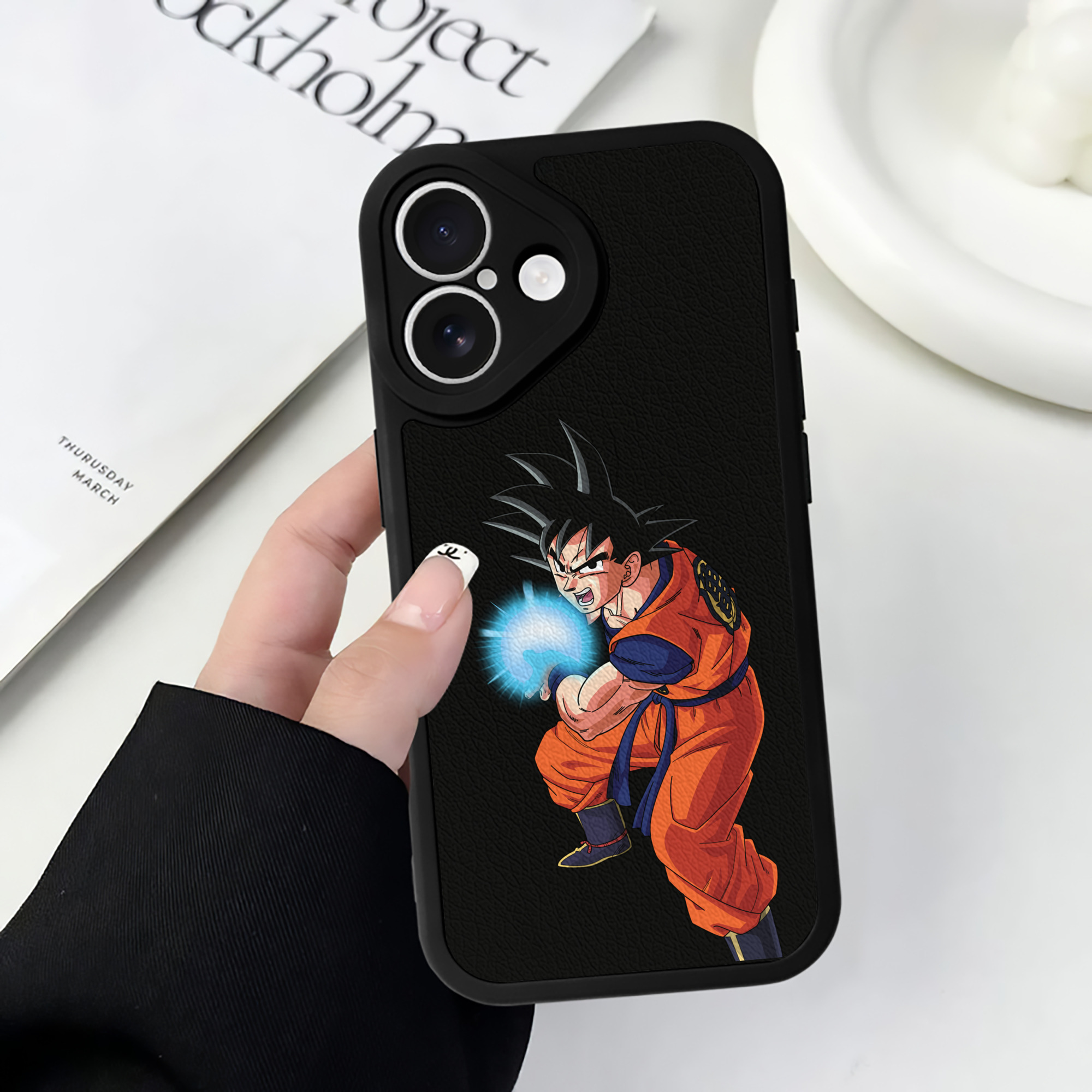 （画像用） ドラゴンボール 孫悟空（そん ごくう）Son Goku カカロット DRAGON BALL Kakarotto 【iPhone 16シリーズ対応】シリコンスマホケース（レザー調） 材質：シリコン